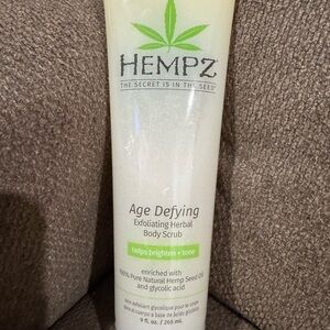 2/$30💙Hempz Age Defying Herbal Body Scrub - Green and White